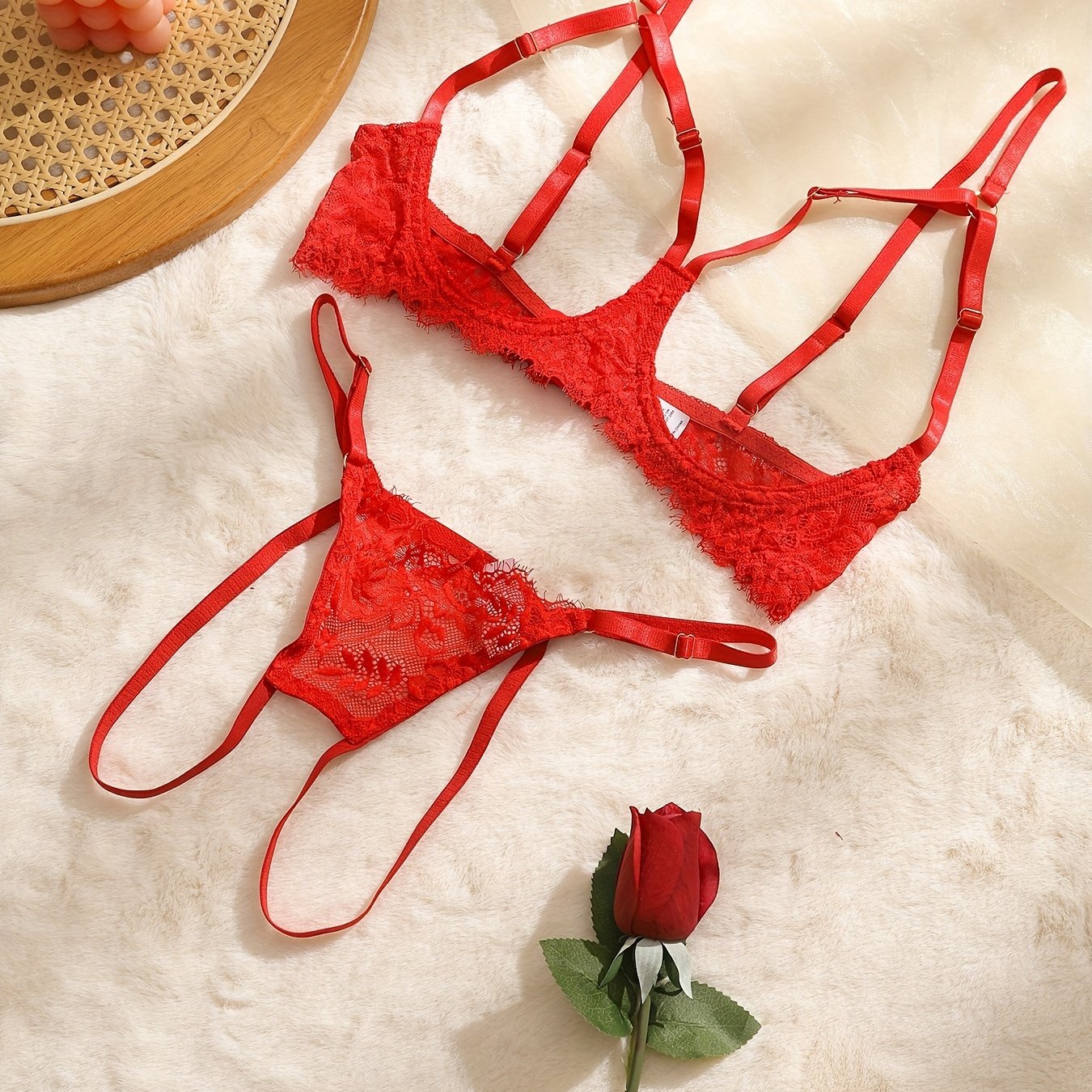 Jozibali dantel ichki kiyim to'plami, ochiq ko'krakli brassier va qorin qismisiz thong.