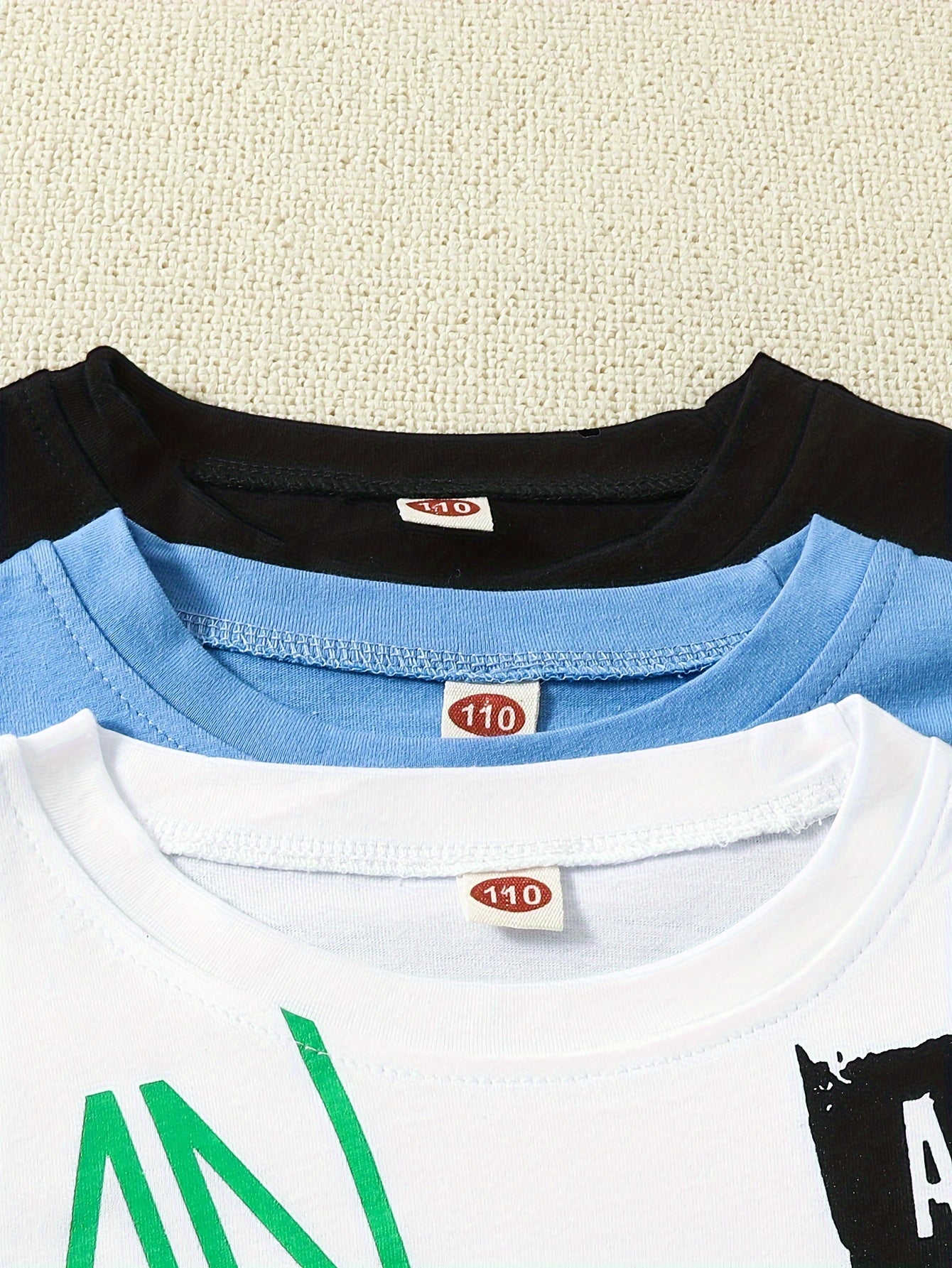 Uch bola uchun paxta futbolkalari, yoqimli multfilm bosmalari va tushirilgan yelka yenglari bilan, yoz uchun mukammal.