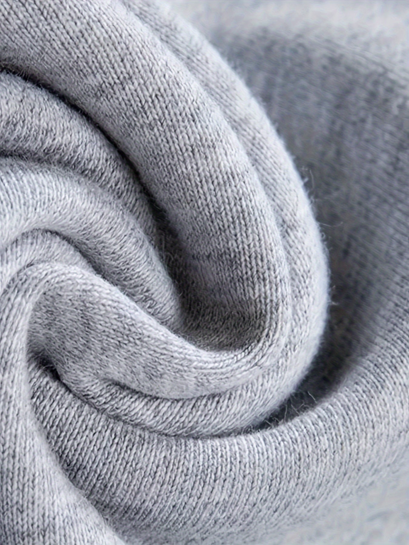 Katta o'lchamdagi erkaklar uchun tasodifiy kapüşonli sviter, qish uchun mustahkam rangli polyester to'qima, fermuar yopilishi va cho'ntak tafsilotlari bilan.