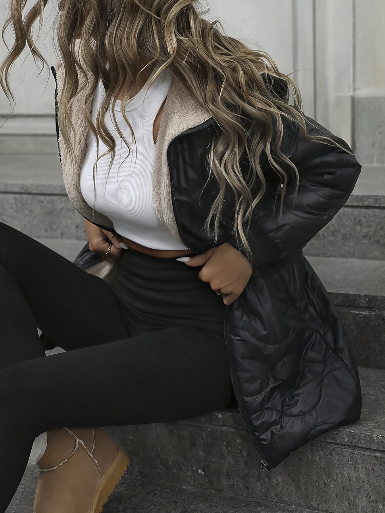 Chaqueta de invierno negra acolchada para mujer con ribete de pelo sintético, mangas largas, bolsillos con cremallera