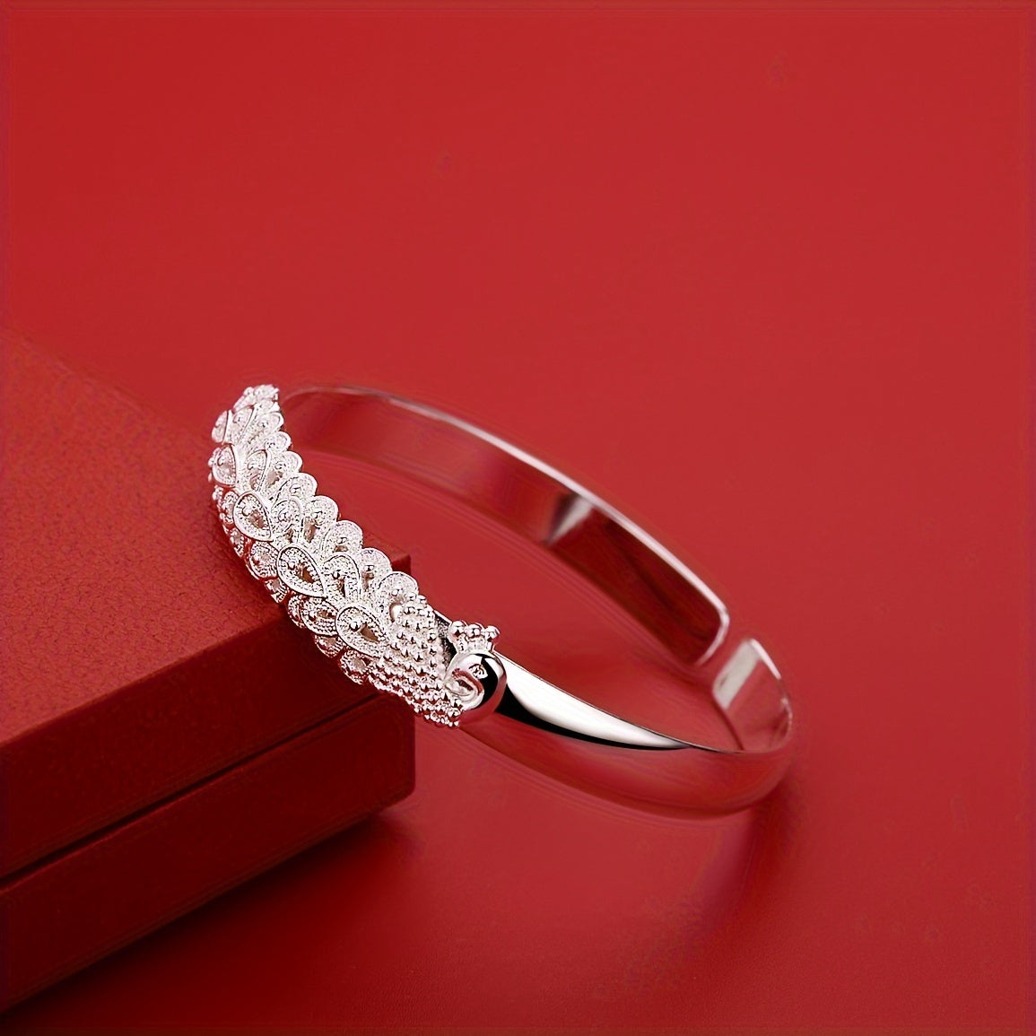 S999 kumush to'yingan tovuq yurak sutrasi ochiq bilaguzuk, qiz do'stlar uchun ideal bo'lgan zamonaviy va moslashuvchan mustahkam ochiq bilaguzukdir.