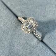 Ayollar uchun nafis 925 sterling kumush qoplamali moissanite to'y uzugi, ajoyib 2 karatli smaragd kesimli tosh bilan, abadiy sevgi ramzi bo'lgan va'da uzugi. Gippoallergen materiallardan tayyorlangan, ushbu to'y halqasi sertifikat bilan birga keladi va