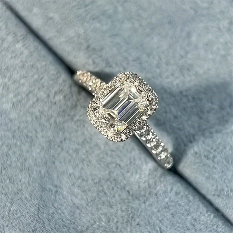 Ayollar uchun nafis 925 sterling kumush qoplamali moissanite to'y uzugi, ajoyib 2 karatli smaragd kesimli tosh bilan, abadiy sevgi ramzi bo'lgan va'da uzugi. Gippoallergen materiallardan tayyorlangan, ushbu to'y halqasi sertifikat bilan birga keladi va