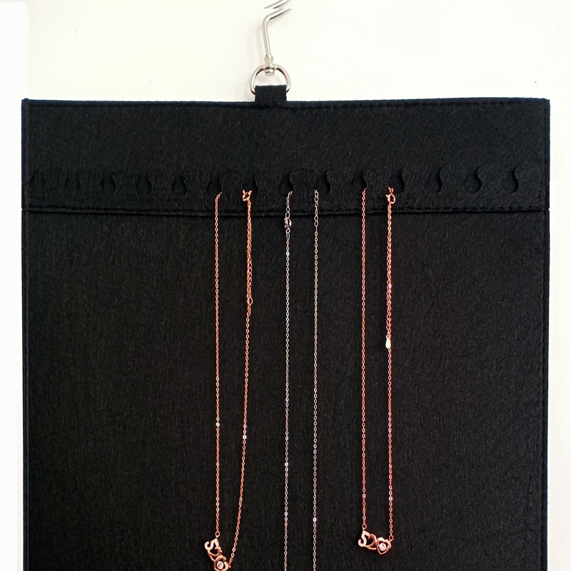 Qopqoq bilan osilgan zargarlik buyumlarini tashkil etuvchi, devorga o'rnatiladigan feltli marjon va marjon namoyish qiluvchi