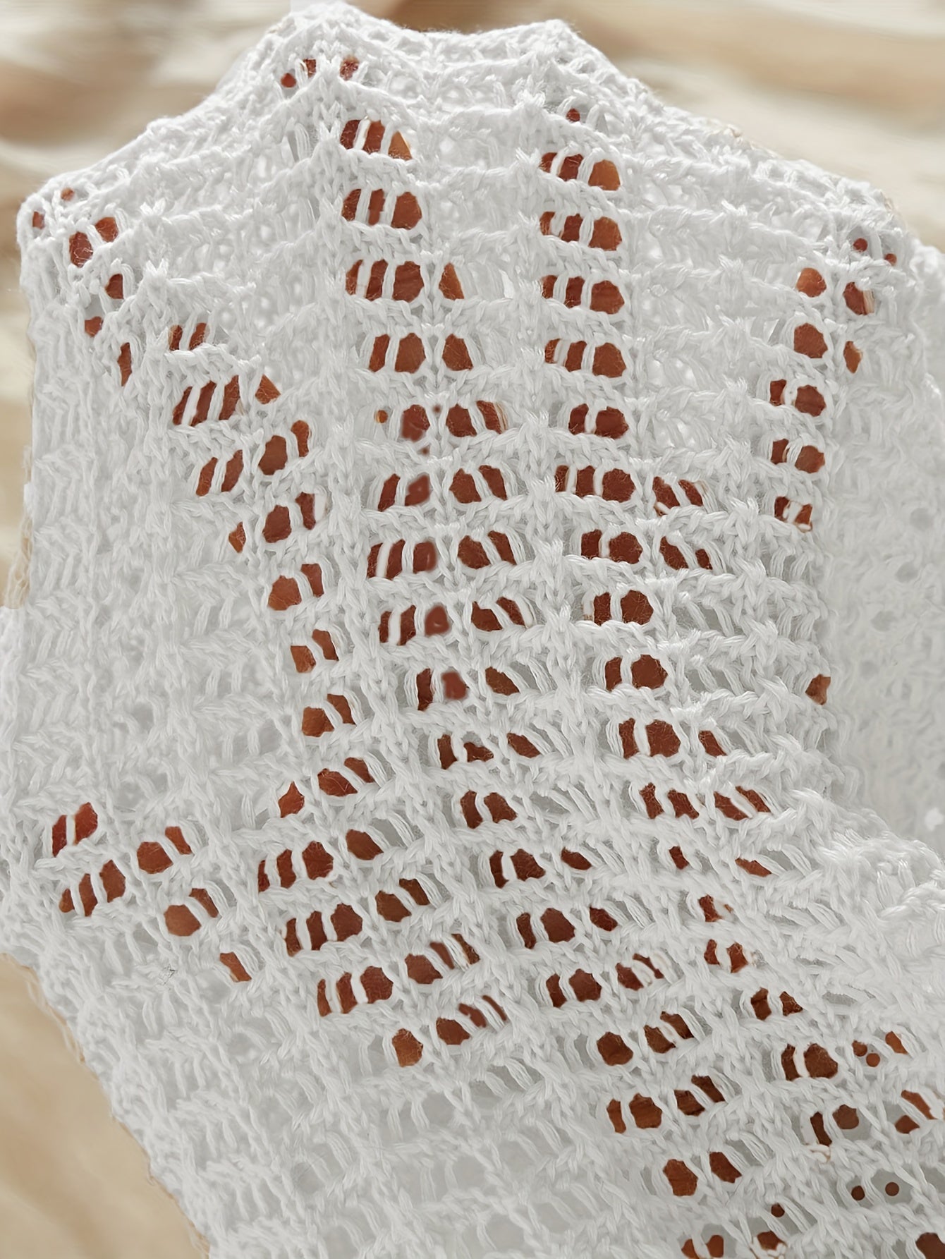 Oq halter bog'ichli, orqa qismi ochiq, ta'til uslubidagi yopishqoq ko'ylak, to'qilgan mato. Ayollar uchun ayollik suzish kiyimlari va kiyimlar.