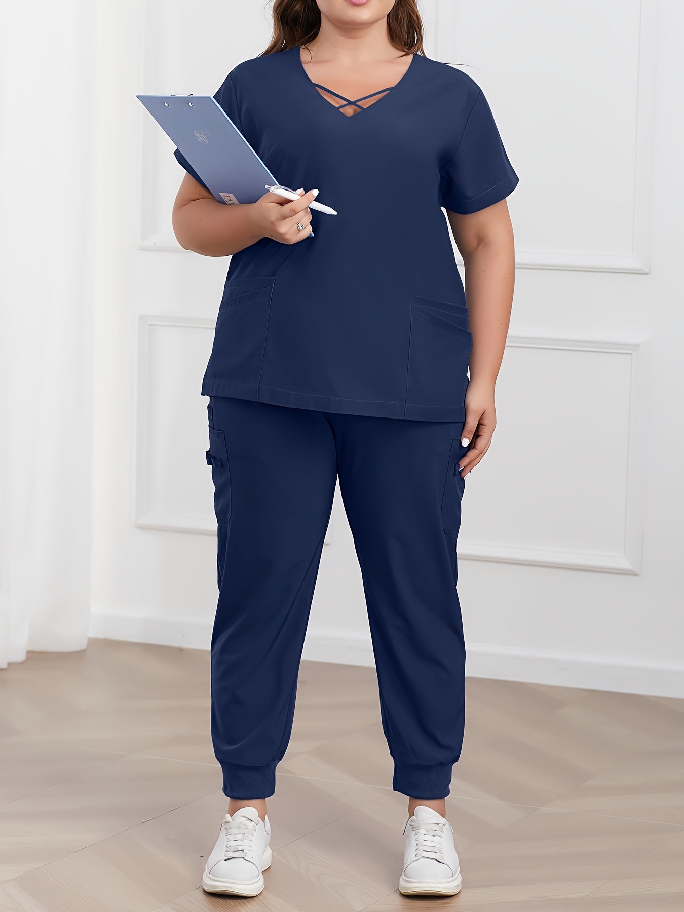 Katta o'lchamdagi bir rangli skrab to'plami, V shaklidagi qisqa yengli ko'ylak va shimlar, Ayollar uchun katta o'lchamdagi kiyimlar.