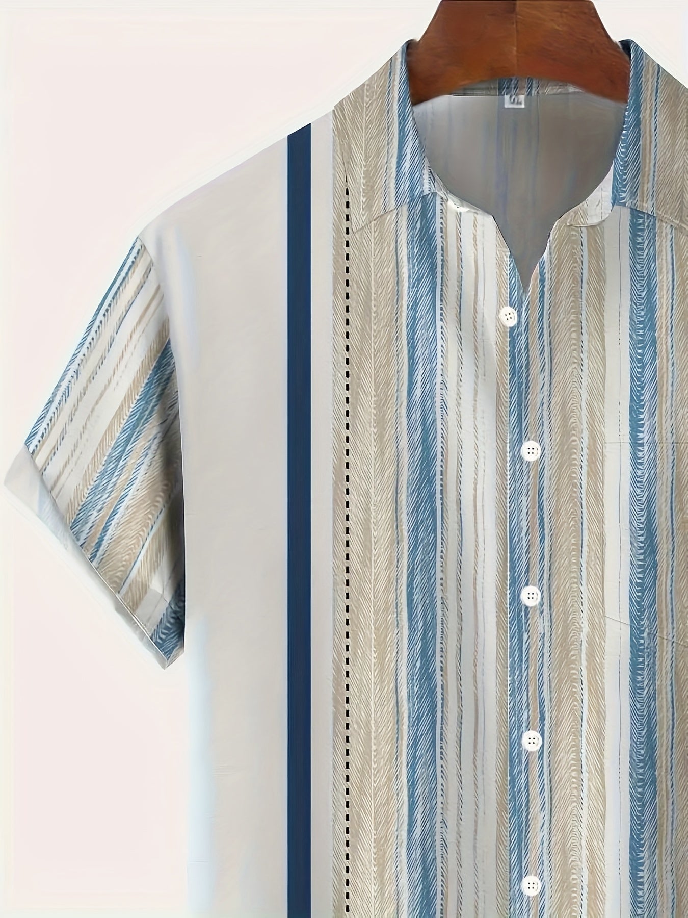 Erkaklar uchun zamonaviy yoz ko'ylagi to'qilgan polyester va elastan aralashmasidan tayyorlangan. Geometrik chiziqli gingham yaka, qisqa yenglar bilan bezatilgan, tugma yopilishi, cho'ntak detali va oddiy kesimga ega.