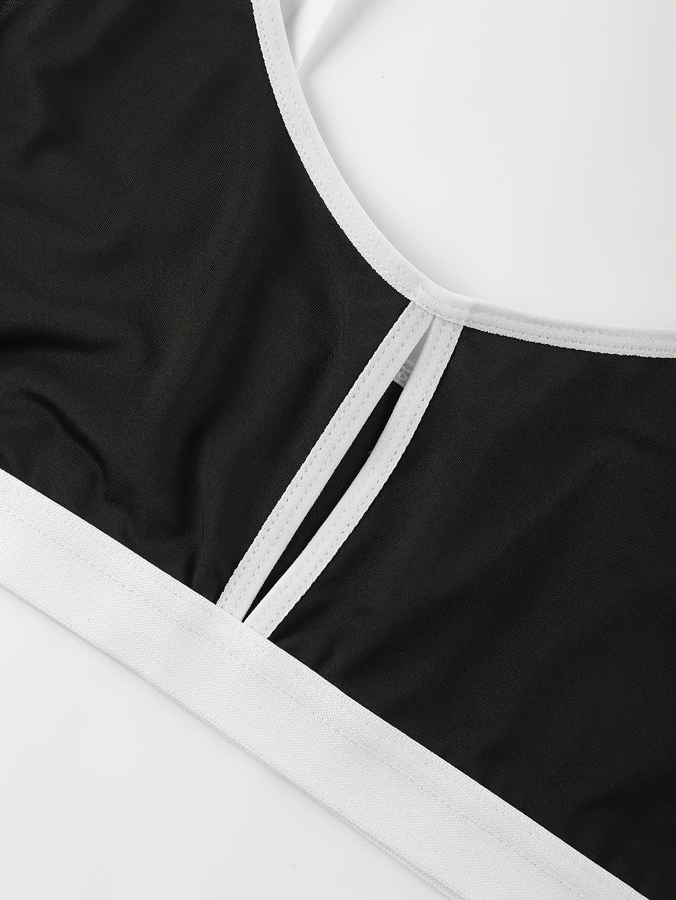 Ayollar uchun poliester to'qimadan tayyorlangan zamonaviy ikki qismli ichki kiyim to'plami. Mustahkam rang va qarama-qarshi tafsilotlar, qulay cho'ziladigan mato va kattalar uchun mos keladi.