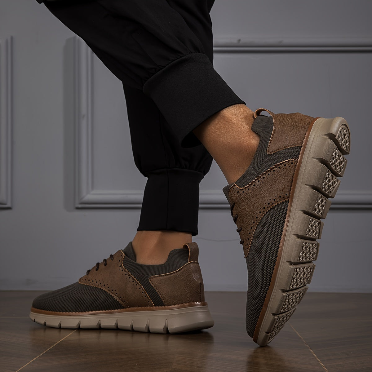 Havoni o'tkazuvchi engil ko'k to'qilgan tasodifiy poyabzal, erkaklar uchun perforatsiyalangan tafsilotlar, bog'ichli yopilish, EVA taglik va qulay, zamonaviy dizayn.