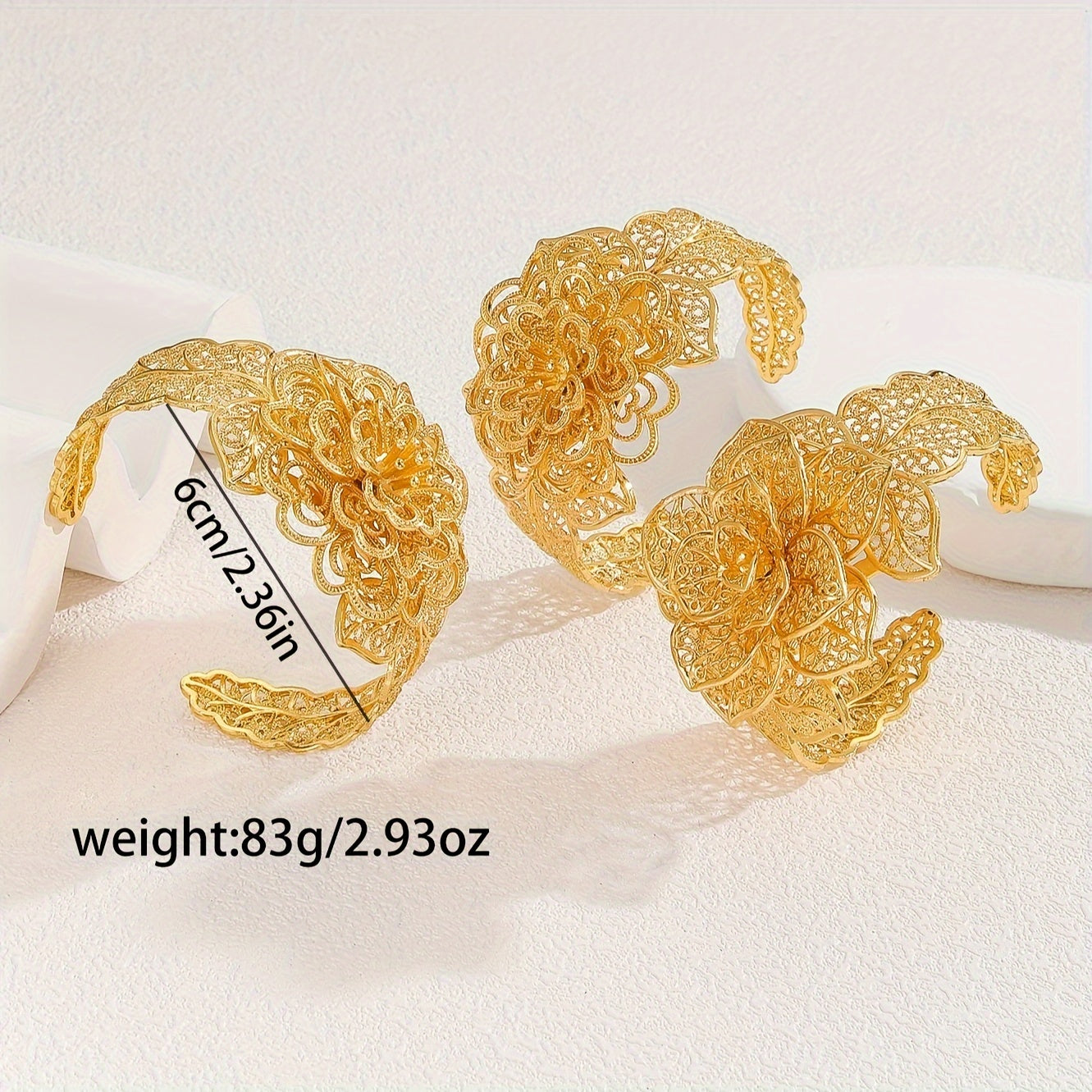 Zarif Vintage Luxurious 3-qismli 14K oltin qoplamali ochiq bilaguzuklar to'plami, bo'sh gullar geometrik notekis dizayni, sink qotishmasidan tayyorlangan ayollar zargarlik sovg'asi, to'ylar va banketlar uchun mukammal.