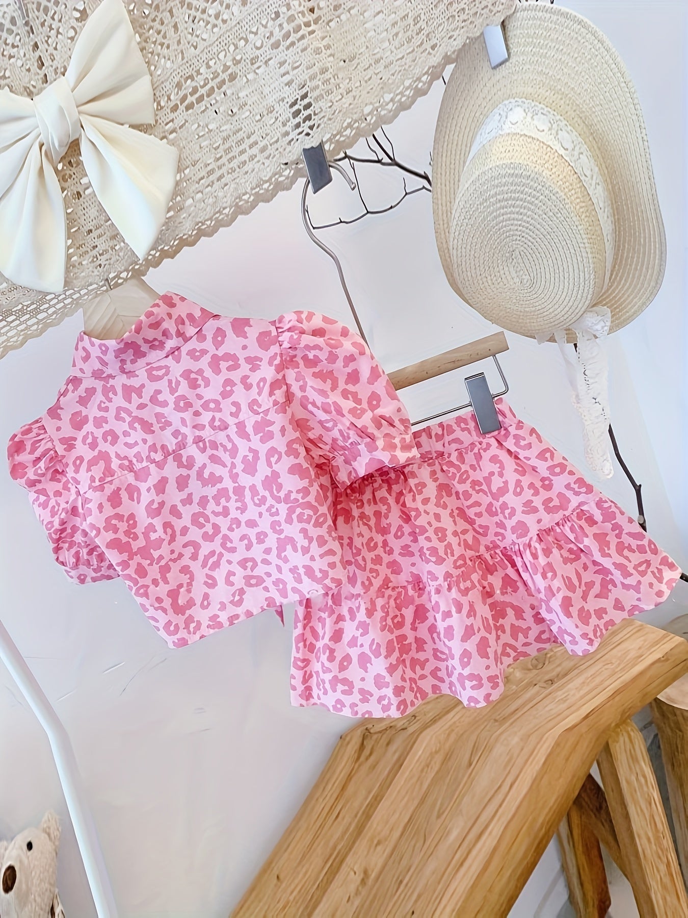 Девочкиный розовый наряд с леопардовым принтом, рубашкой с коротким рукавом и юбкой с рюшей