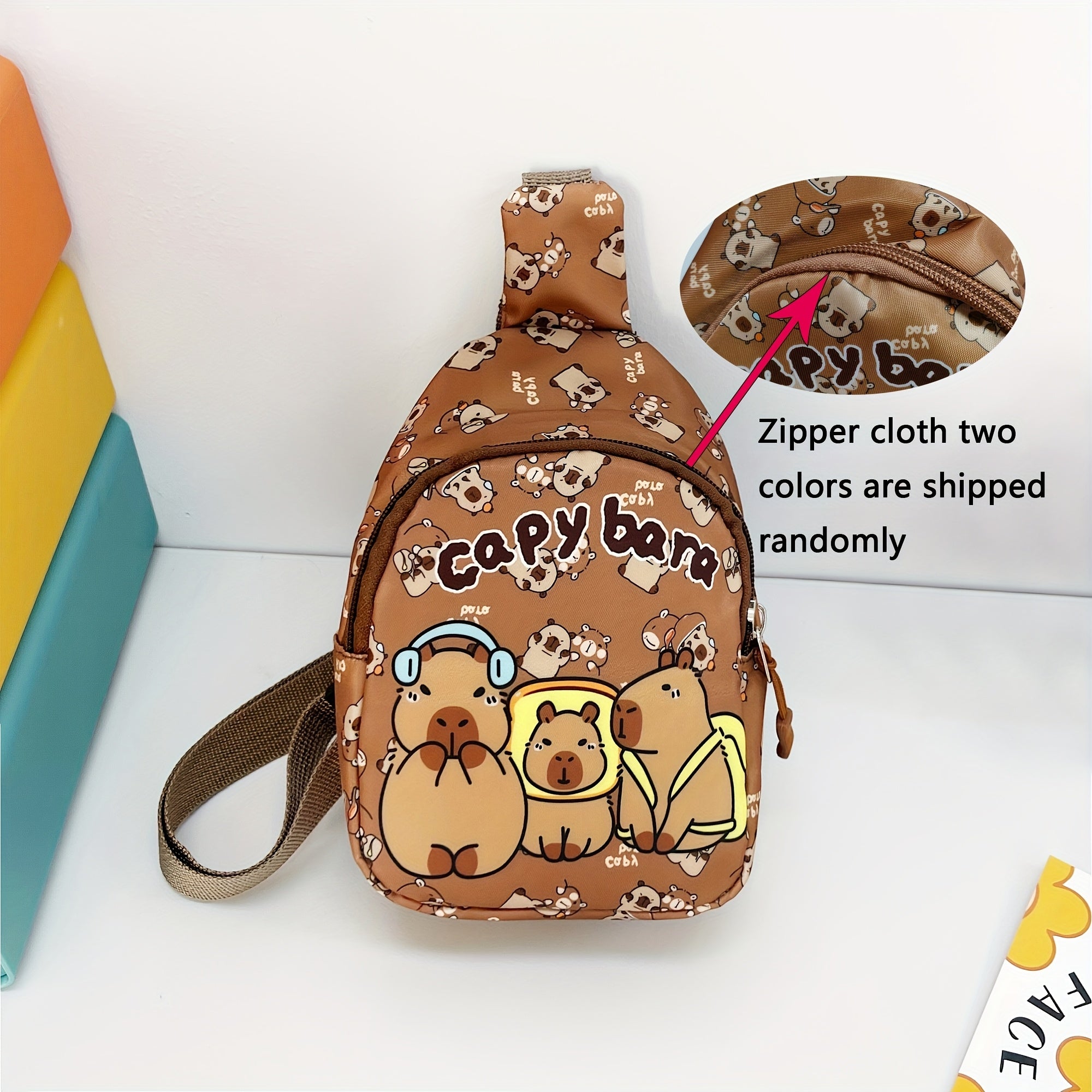 Qulay kapibara printli kesim sumkasi, sozlanadigan belbog'i, fermuari, ajratiladigan tangalar sumkasi va hamyon bilan. Sayohat, piyoda yurish, velosipedda yurish uchun ideal. Qo'l bilan yuvish, o'g'il va qizlar uchun ajoyib tug'ilgan kun sovg'asi.