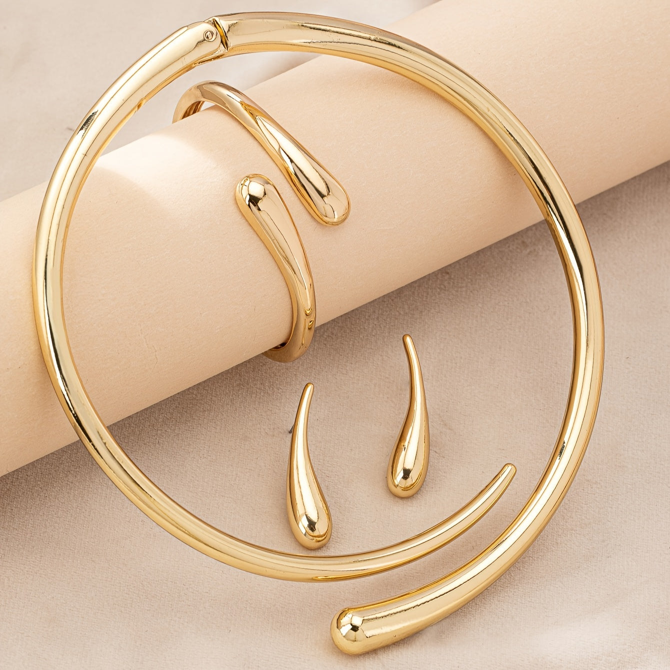 4 ta Yevropa va Amerika uslubidagi moda aksessuarlar to'plami: oddiy, noyob suv tomchisi bilaguzuklari va silliq geometrik yoqa marjon, dumaloq bilaguzuk bilan birga.