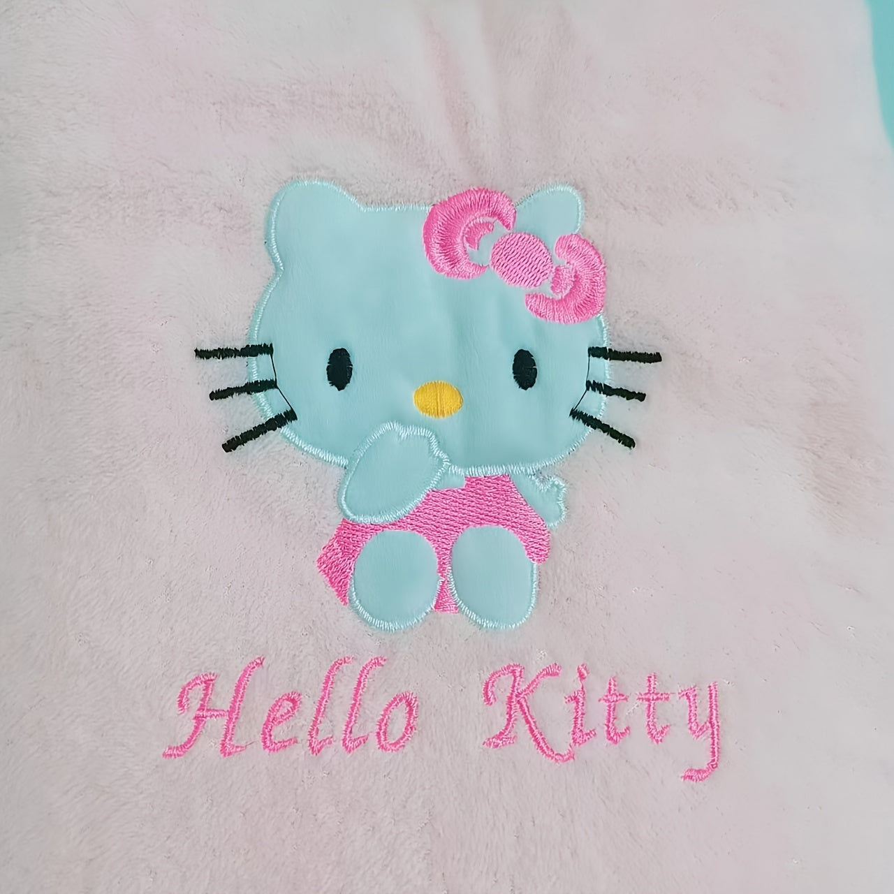 Qizlar uchun Sanrio Hello Kitty hammom sochiq to'plami namni yaxshi olib, tez quriydi va talabalar yotoqxonalari uchun mukammaldir. Ushbu to'plam koral to'quvidan tayyorlangan bo'lib, Sanrio tomonidan ishlab chiqilgan.