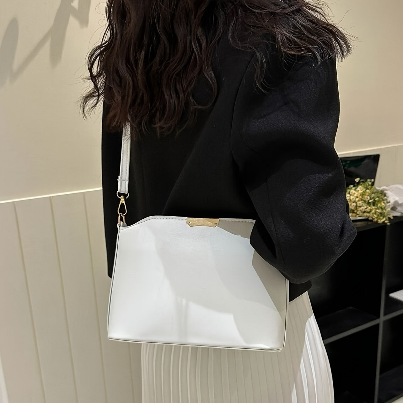 Ayollar uchun metall bezakli oddiy krossbody sumka.