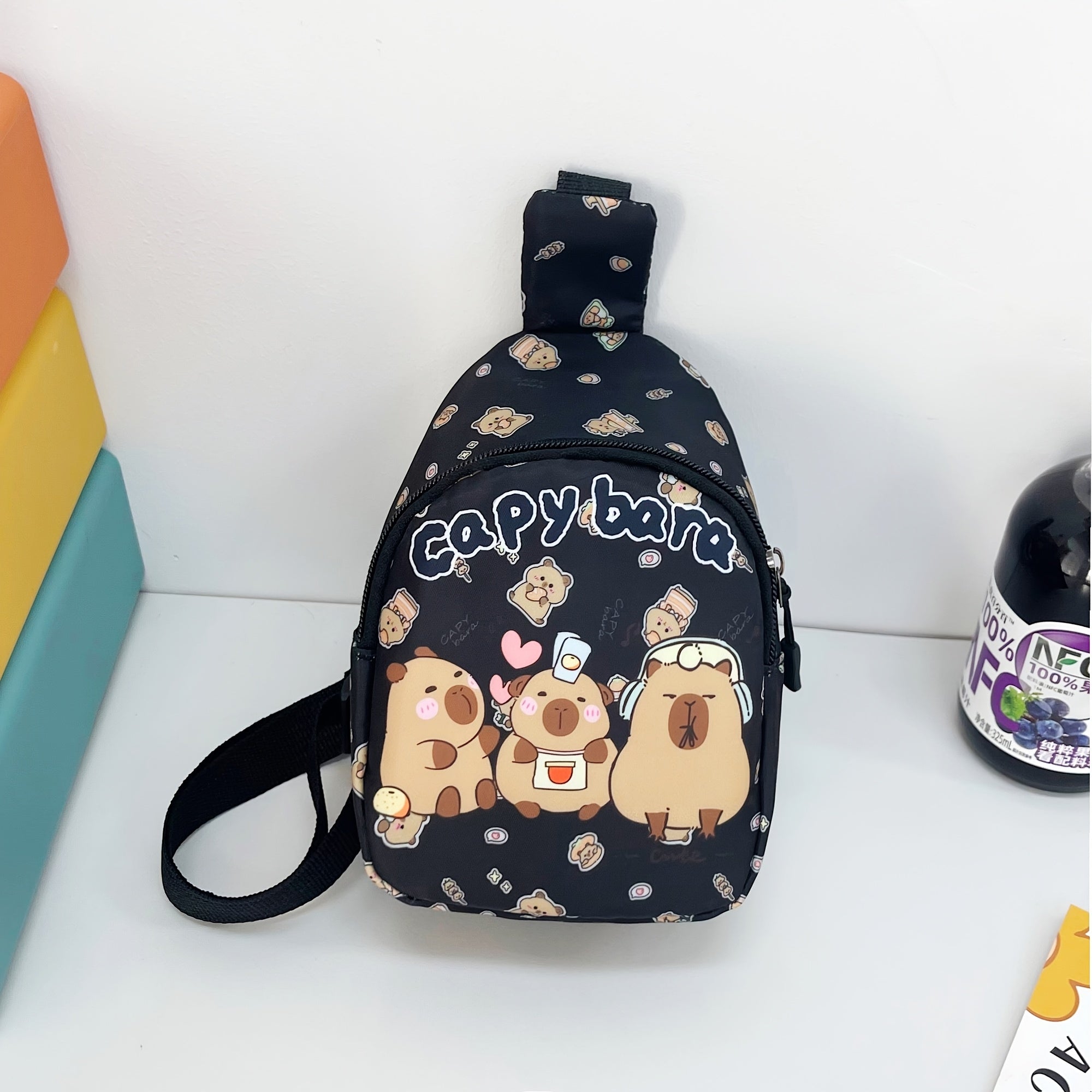 Qulay kapibara printli kesim sumkasi, sozlanadigan belbog'i, fermuari, ajratiladigan tangalar sumkasi va hamyon bilan. Sayohat, piyoda yurish, velosipedda yurish uchun ideal. Qo'l bilan yuvish, o'g'il va qizlar uchun ajoyib tug'ilgan kun sovg'asi.