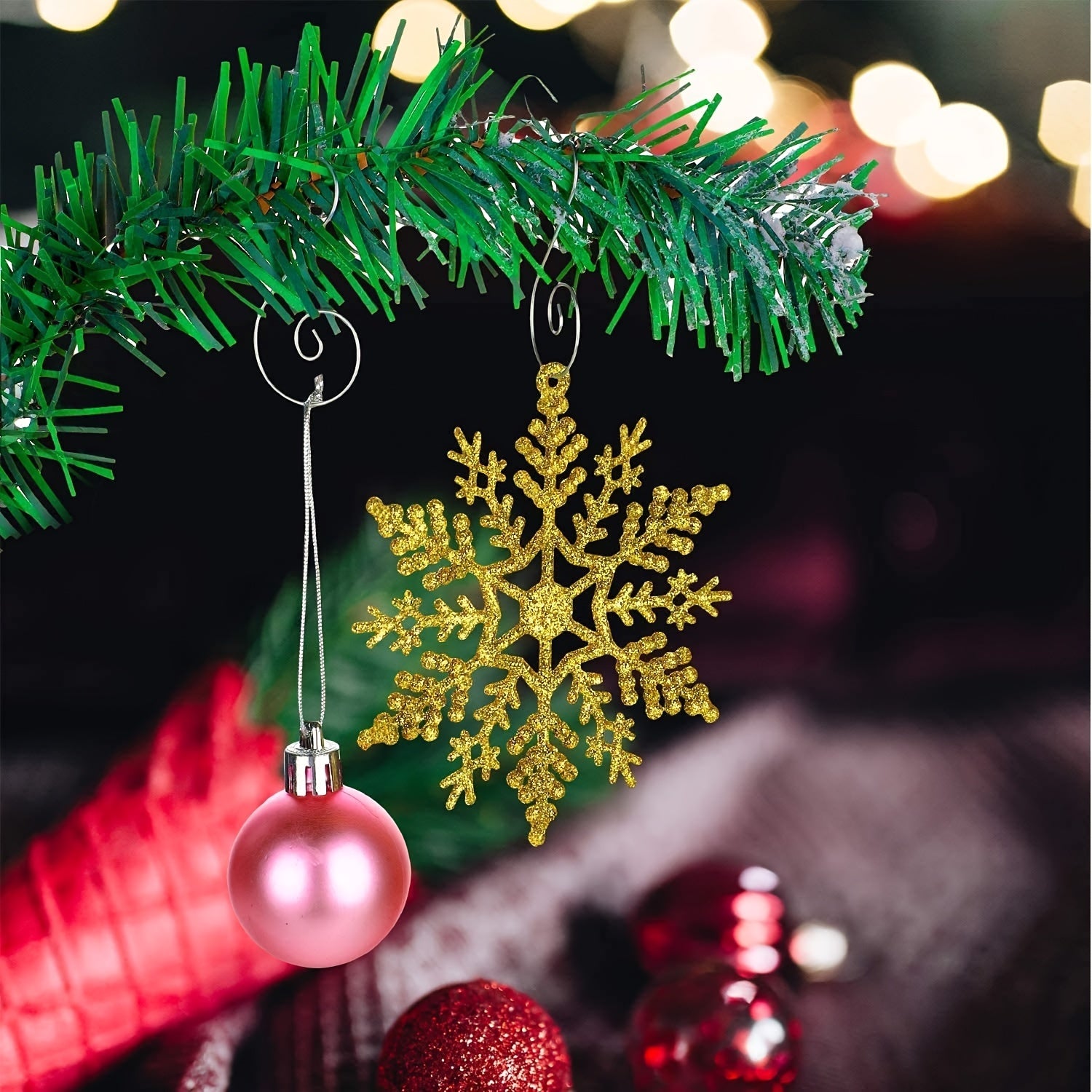 Yilgi bezaklar uchun turli xil Rojdestvo o‘rnatish uchun g‘altaklar, daraxtlar va xonalarni bezash