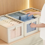 To‘g‘ri burchakli saqlash qutisi, to‘rli derazasi bilan, suv o‘tkazmaydigan Oksford matosidan tayyorlangan. Kiyim, ichki kiyim, yostiq va ko‘rpa to‘plashi uchun ideal. Uy, yotoqxona yoki talabalar yotoqxonasida joyni tejash uchun ajoyib.