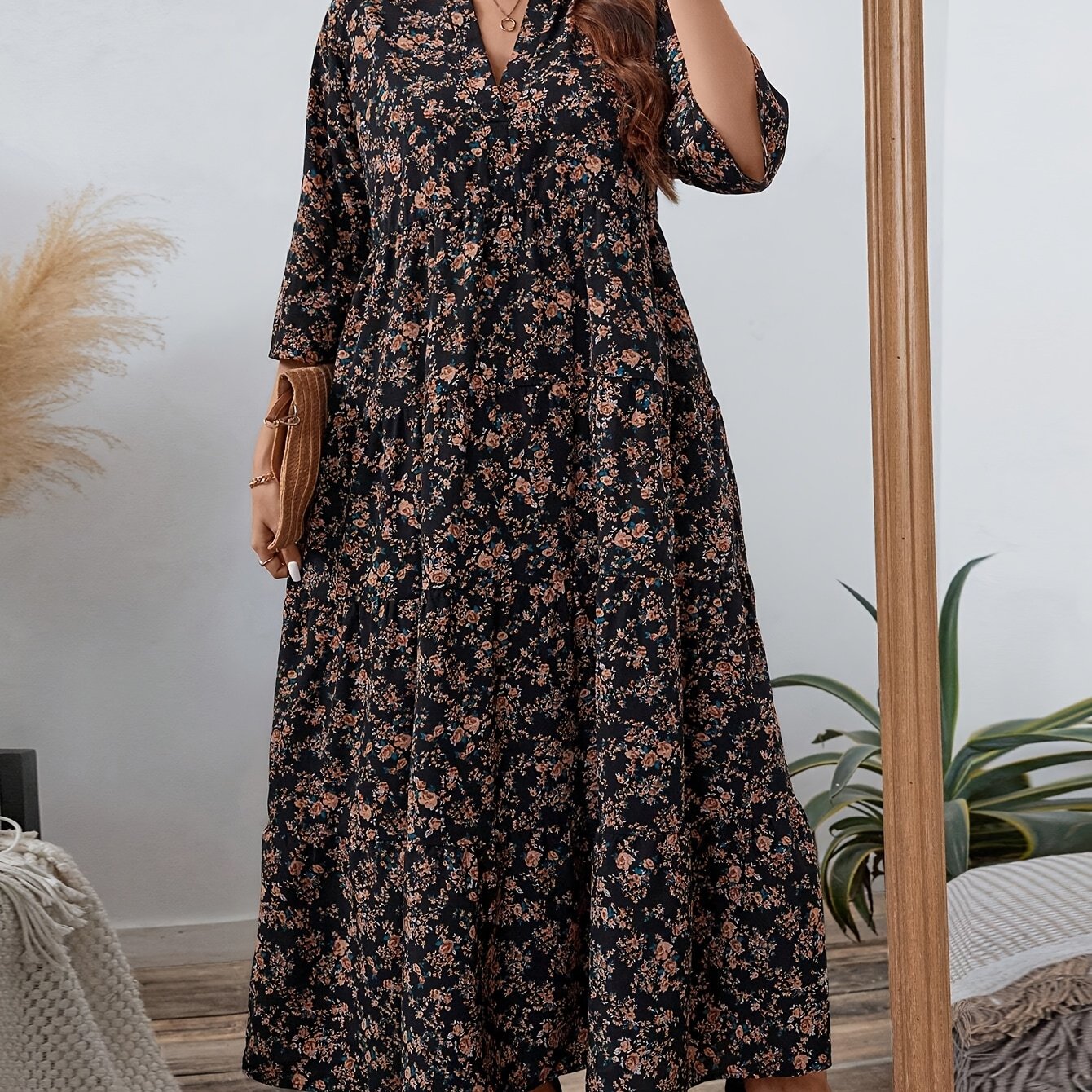 Zarif gullar printi bilan V-yuzi midi ko'ylak, peplum pastki qismi bilan, cho'zilmaydigan polyester matodan tayyorlangan. Har mavsumda foydalanish mumkin bo'lgan ko'p funksiyali uslub.