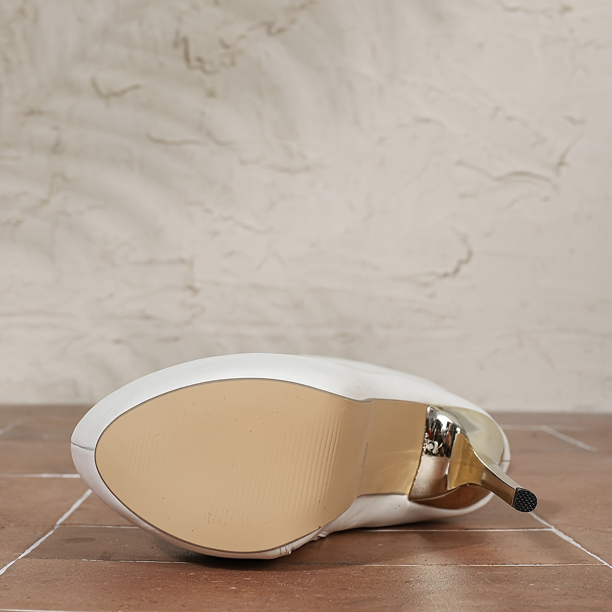 Ayollar uchun oq bo‘yi yuqori botlar, 17 sm stiletto poyabzal va zippersiz