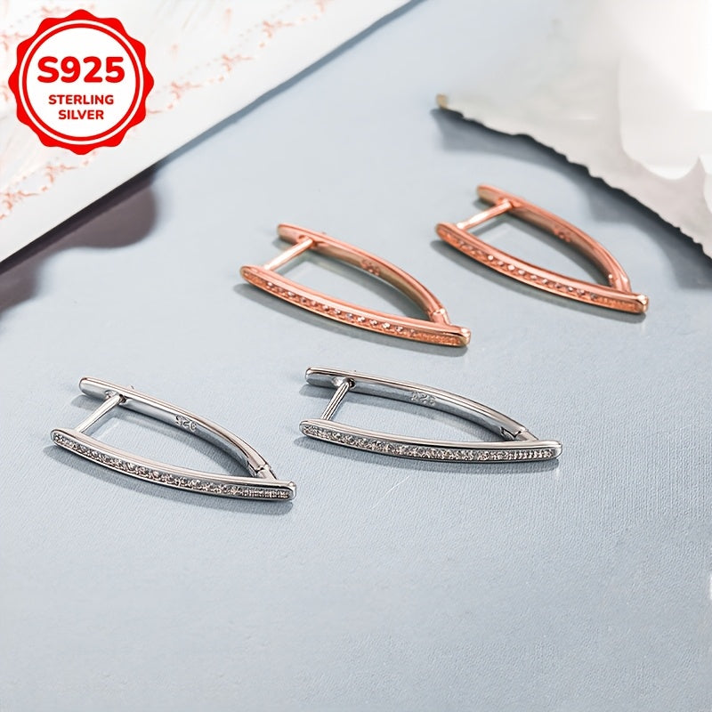 S925 kumush geometrik jihatdan notekis uchburchak quloq bilaguzuk, bitta qator zirkoni toshlar bilan bezatilgan. Ushbu hashamatli va zamonaviy buyum qimmatbaho toshlar bilan bezatilgan bo'lib, har qanday kiyimga nafislik qo'shadi.