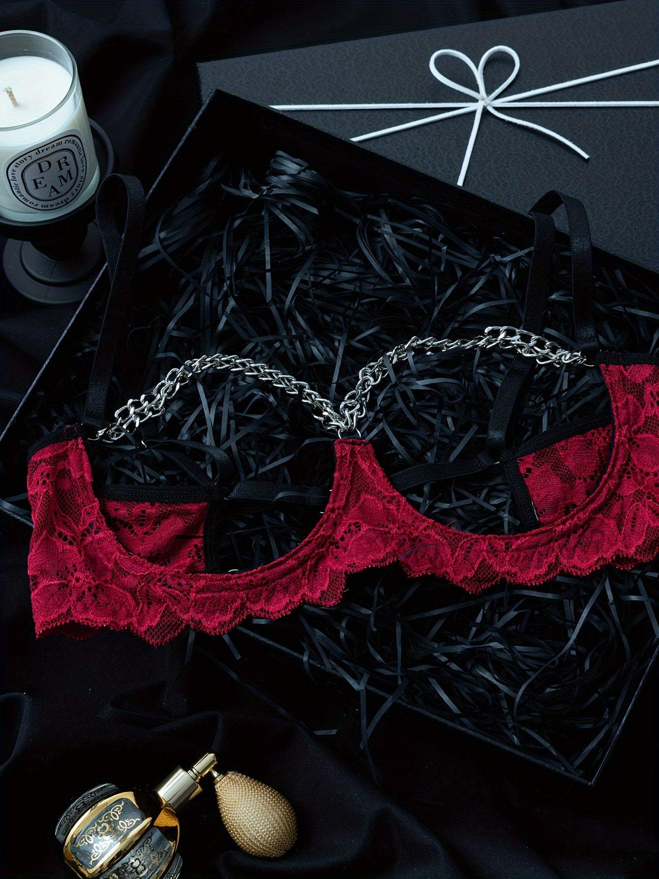 Zanjir tafsilotlari va bo'sh chashkalari bilan maroon ipli ichki kiyim to'plami.