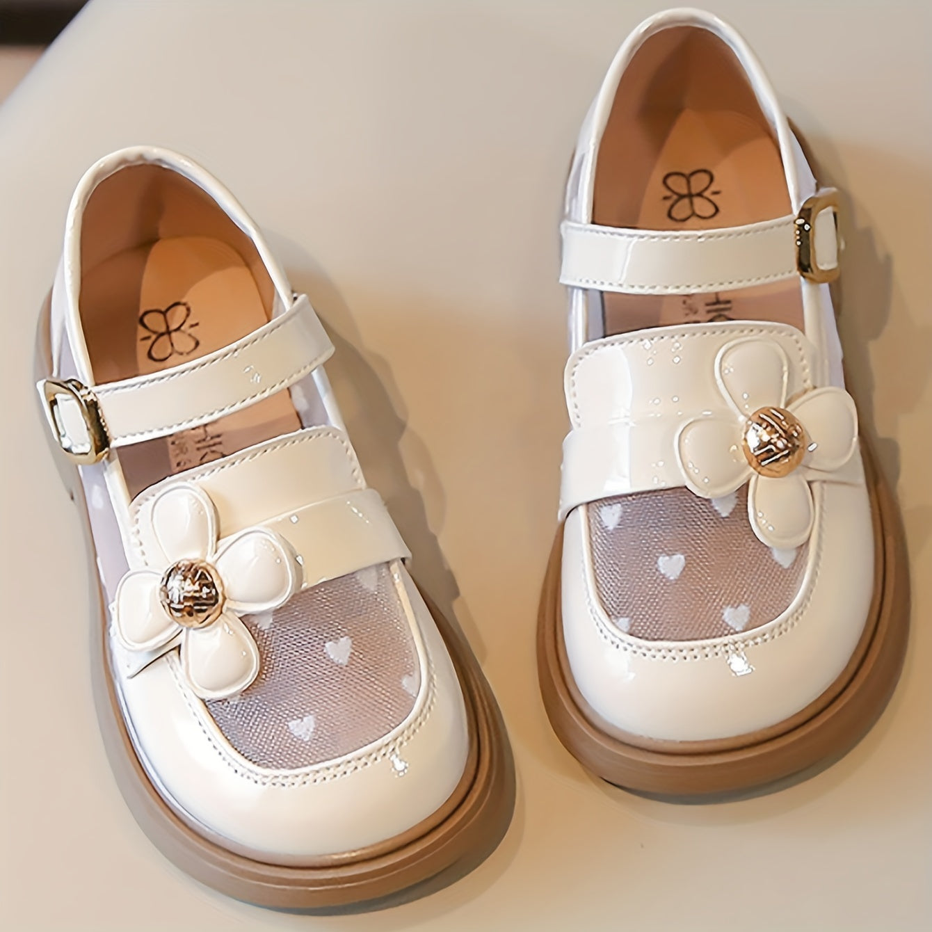 Qizlar uchun gullar bilan to'ldirilgan tekis poyabzal, bahor va yozda kundalik kiyish uchun mukammal.