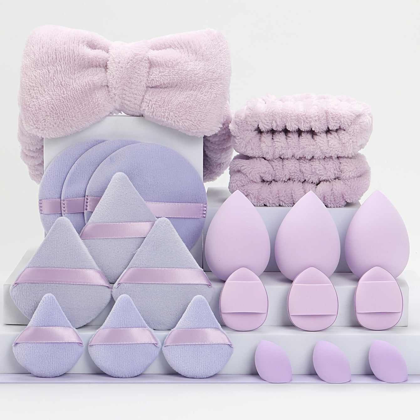 21 ta soch aksessuarlari to'plami, shu jumladan, kapalak boshbandi, bilakbandalar, kukun pufflari, makiyaj gubkalari, barmoq yostiqlari, makiyajni olib tashlash padlari va mini go'zallik gubkalari.