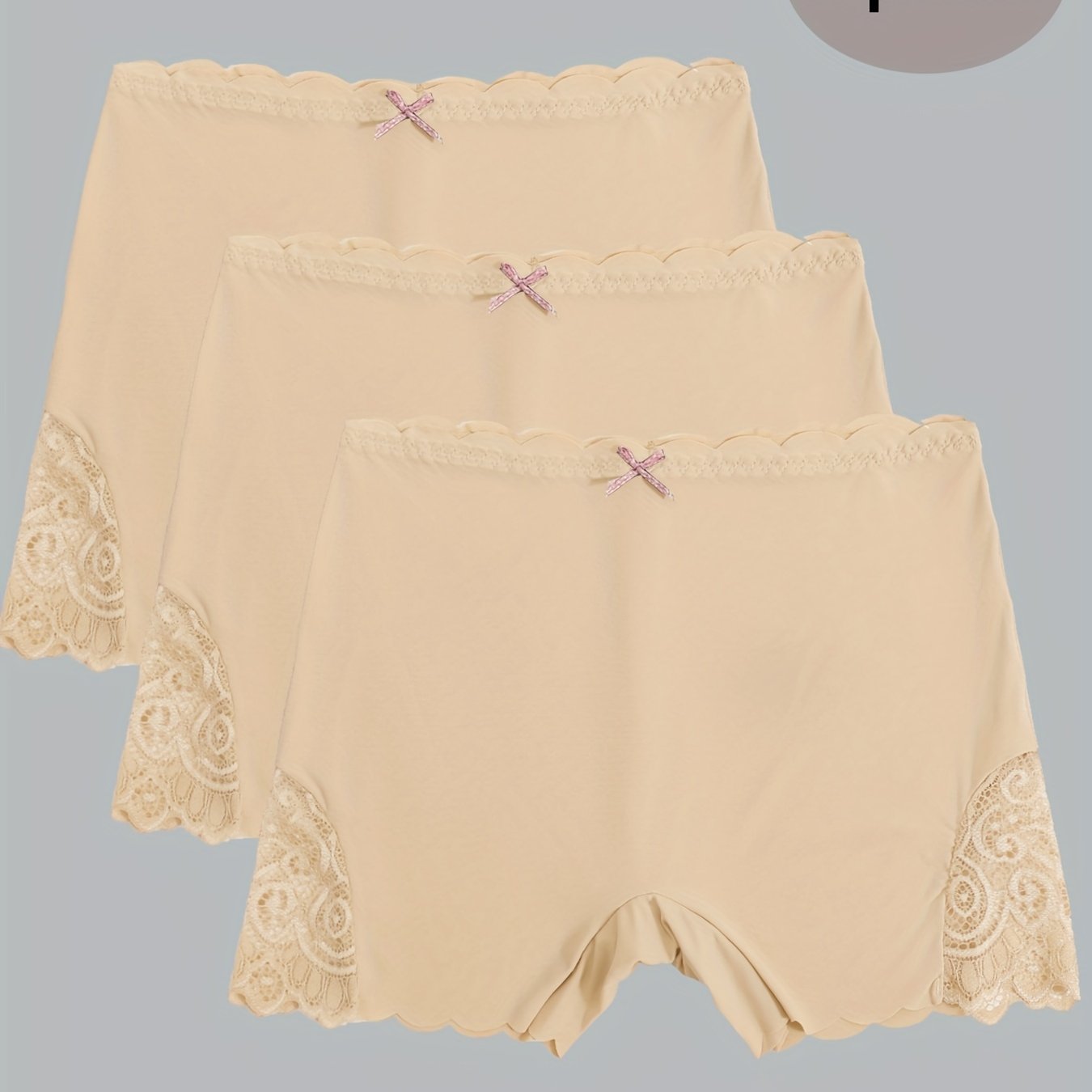 Три черных бикини с низкой посадкой и бантиком, изготовленные из мягкой смеси нейлона и эластана. Бесшовные, непрозрачные, удобные и стильные для повседневной носки.