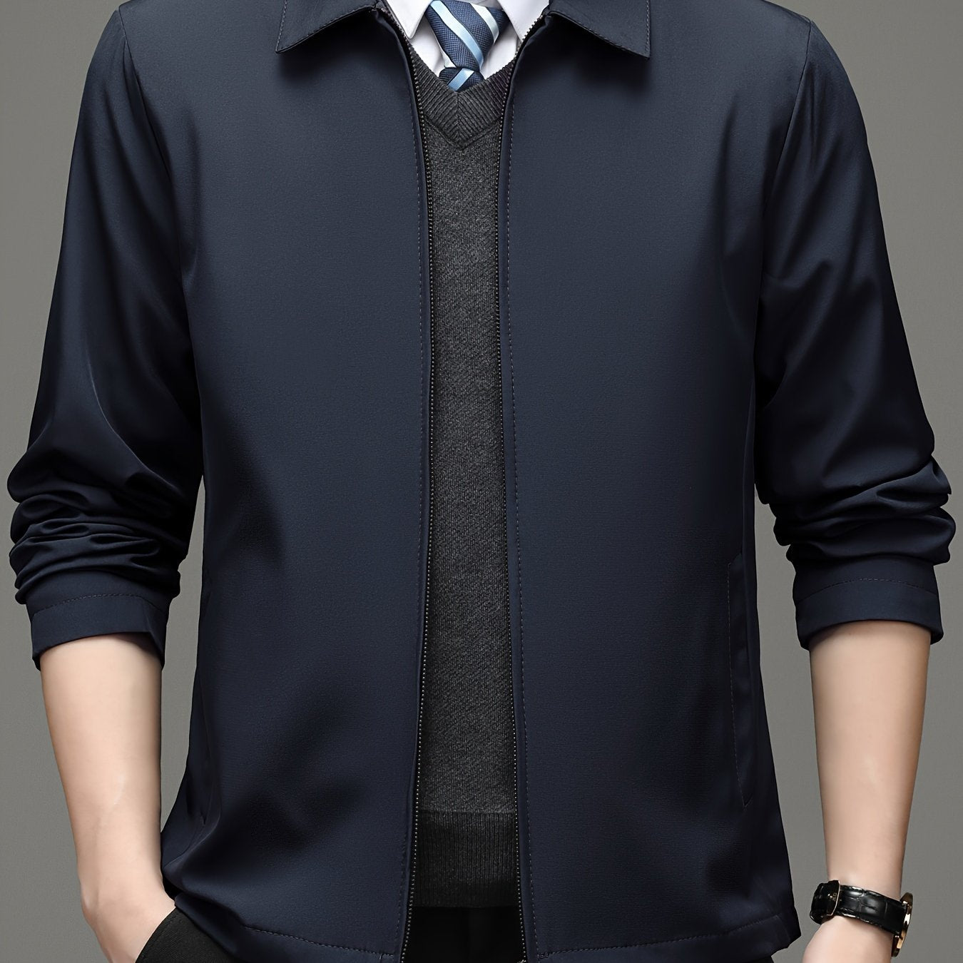 Yengil erkaklar tasodifiy jakketi, polyesterdan tayyorlangan, qattiq ko'k rangda, zip-up yopilishi, yengil yaka, uzun yenglar va mashinada yuvish mumkin bo'lgan dizaynga ega. Bahor va kuz uchun ideal, mos keladi