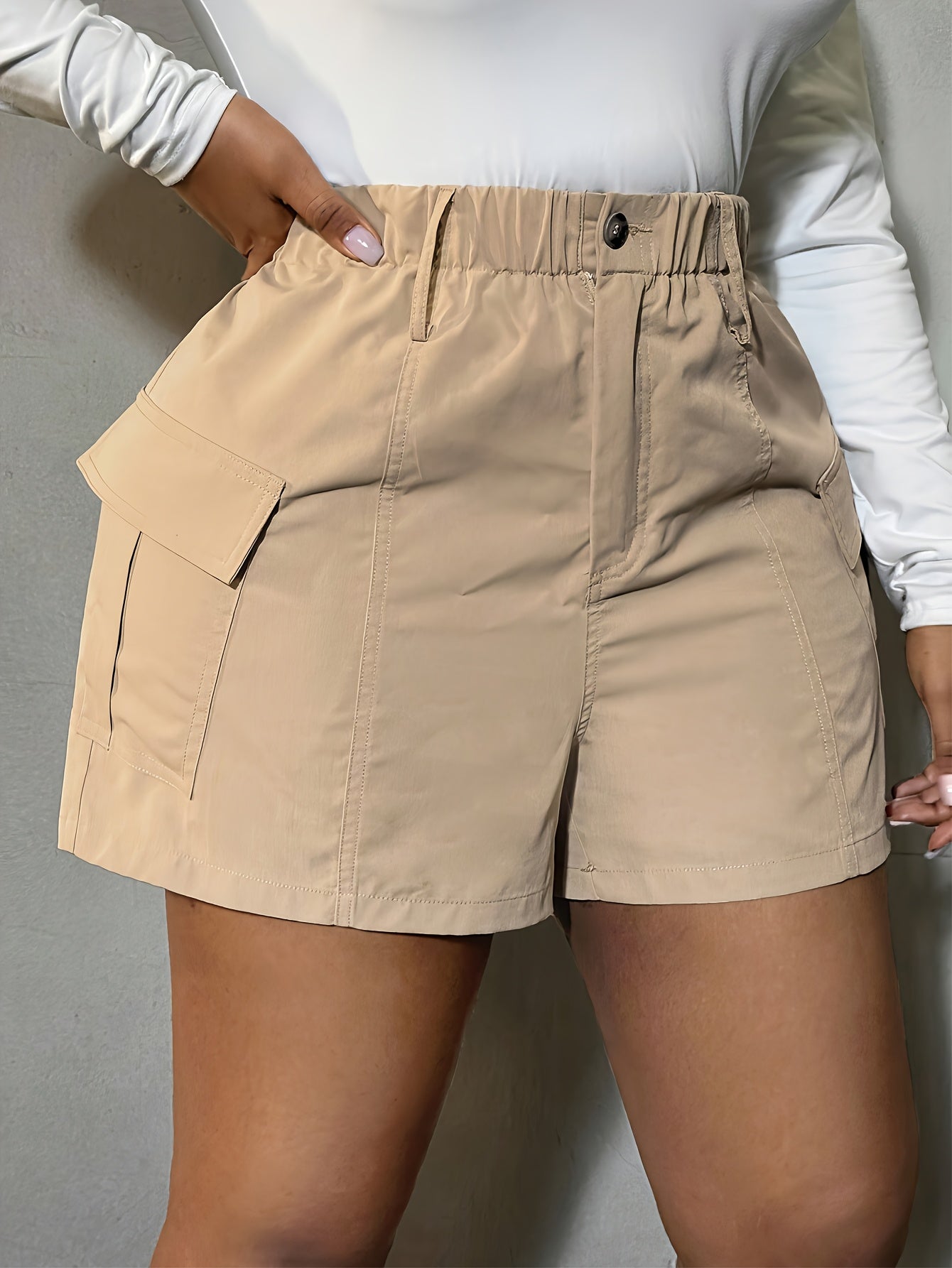 Ayollar uchun keng ko'lamli kundalik shortlar, cho'ntaklar bilan, polyester, bir rangli