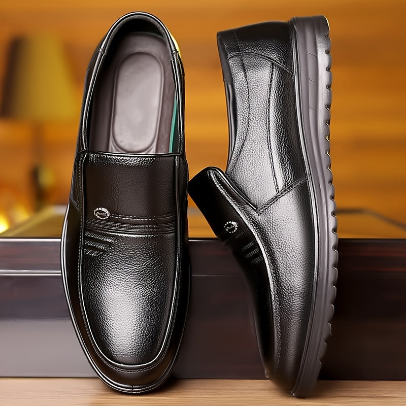 Erkaklar uchun bir xil rangdagi yuqori donali mol terisidan tayyorlangan slip-on loafer poyabzal, qulay, mustahkam va sirpanmaydigan yurish uchun. Ofis uchun ideal.