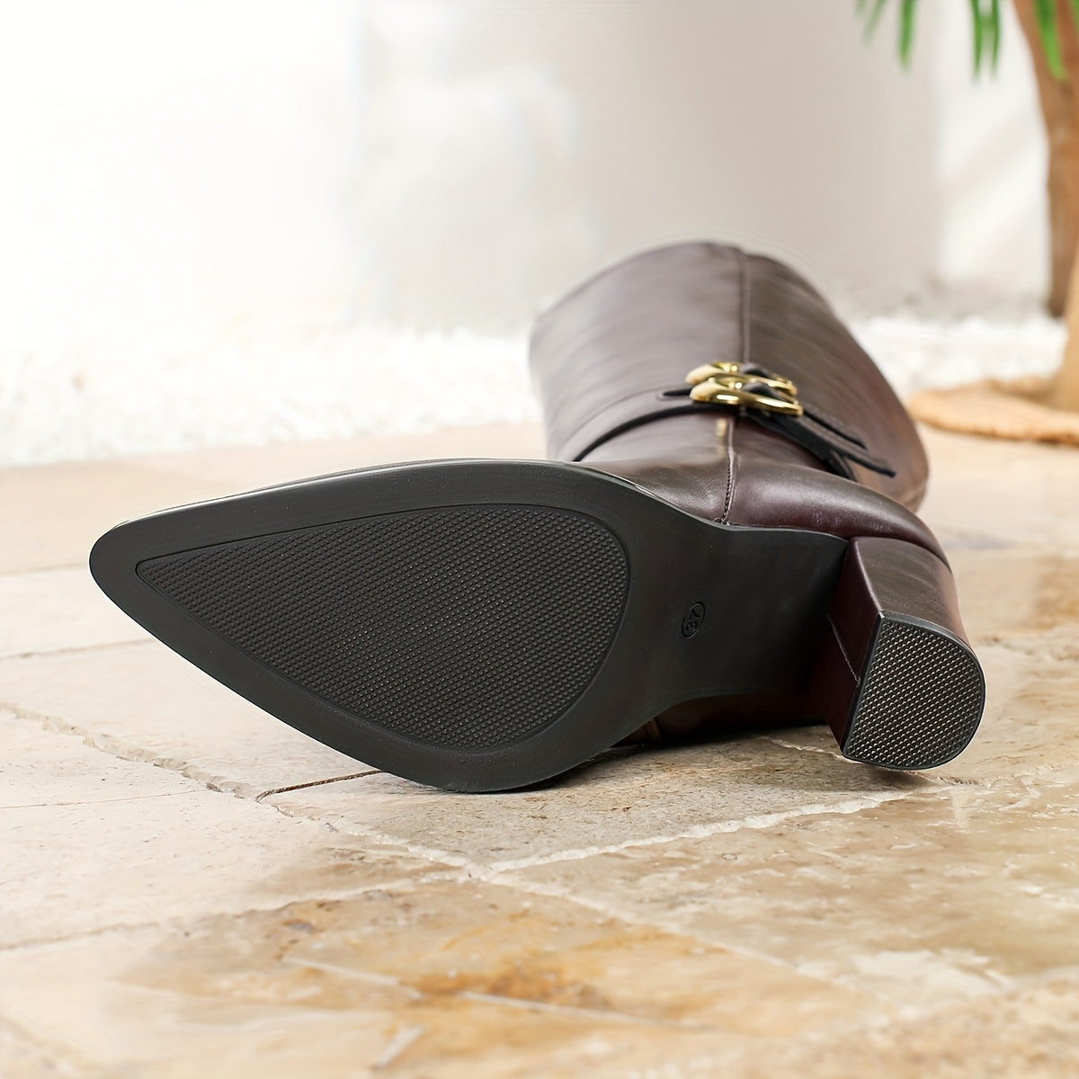 Ayollar uchun sintetik charmli o'rta uzunlikdagi qoqil va yon zippersi bilan blokli taglikli botinkalar