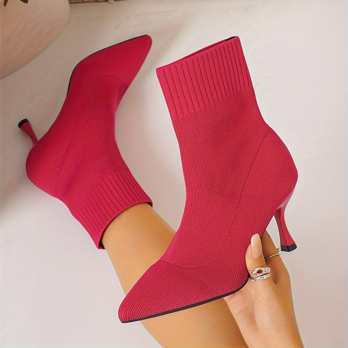 Ayollar uchun uslubiy bir rangli ankle botinkalar, uchburchak burchak va stiletto to'pi bilan. Taizhou'dan qulay yuqori to'piqdagi paypoq botinkalar, yil davomida kiyish uchun mukammal.