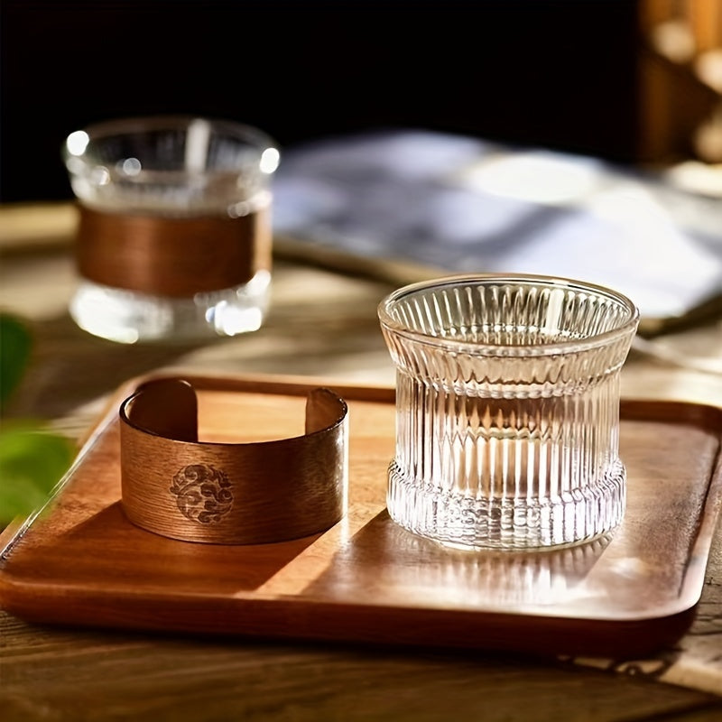 Набор из 1 многоразовой стеклянной кофейной чашки объемом 5 унций с деревянным рукавом. Имеет полосатый узор и противоскользящий дизайн. Перерабатываемая и безопасная для посудомоечной машины.