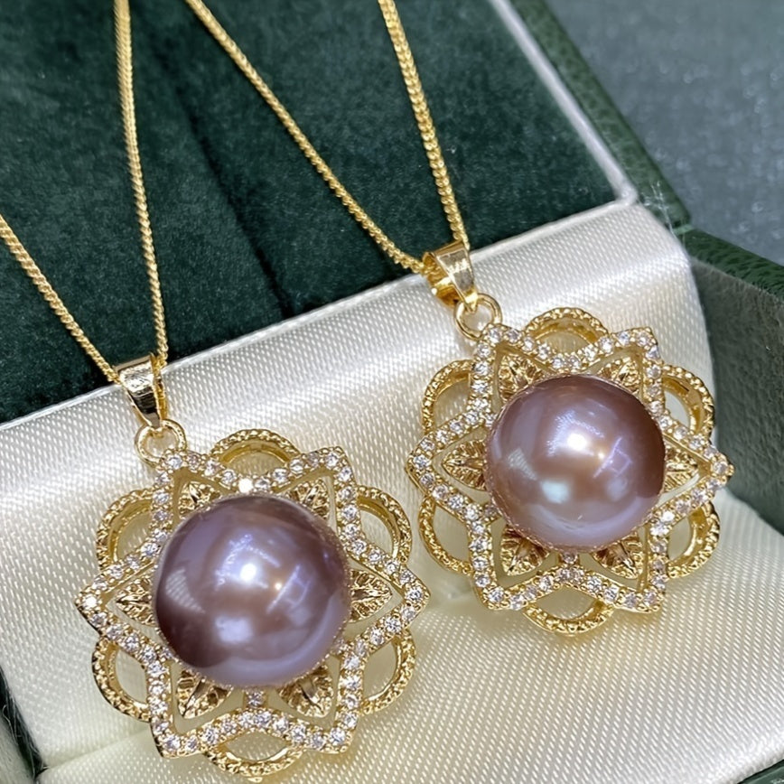 Ushbu ajoyib pandant marjon tabiiy shirin suv marvaridi charmiga ega bo'lib, vintage hashamatli 18K oltin qoplama bilan nafis tarzda ishlab chiqilgan. Har kuni kiyish va maxsus tadbirlar uchun mukammal, bu 14 fevral kuni sovg'a berish uchun ideal.