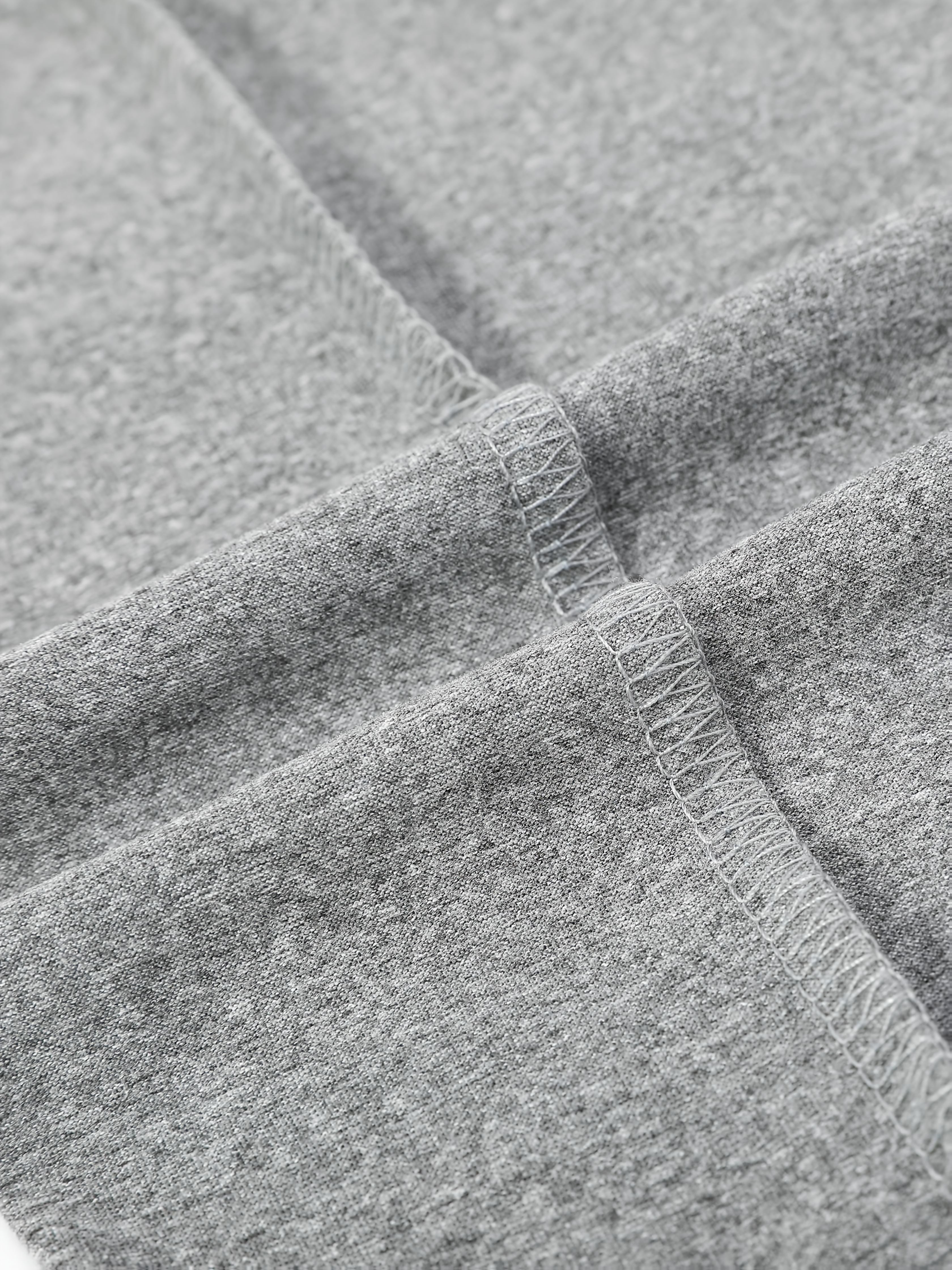 O'g'il bolalar uchun oq V-yuqori futbolka.