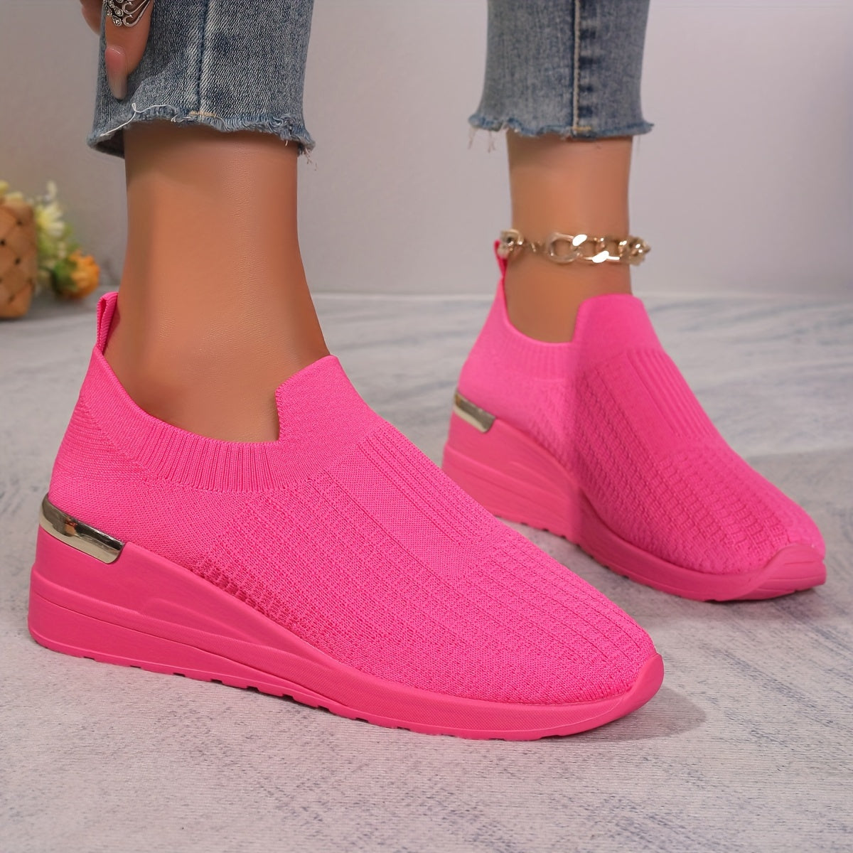 ayollarga mo'ljallangan nafas oladigan tikilgan sport poyabzali, kundalik va tashqi foydalanish uchun slip-on poyabzal