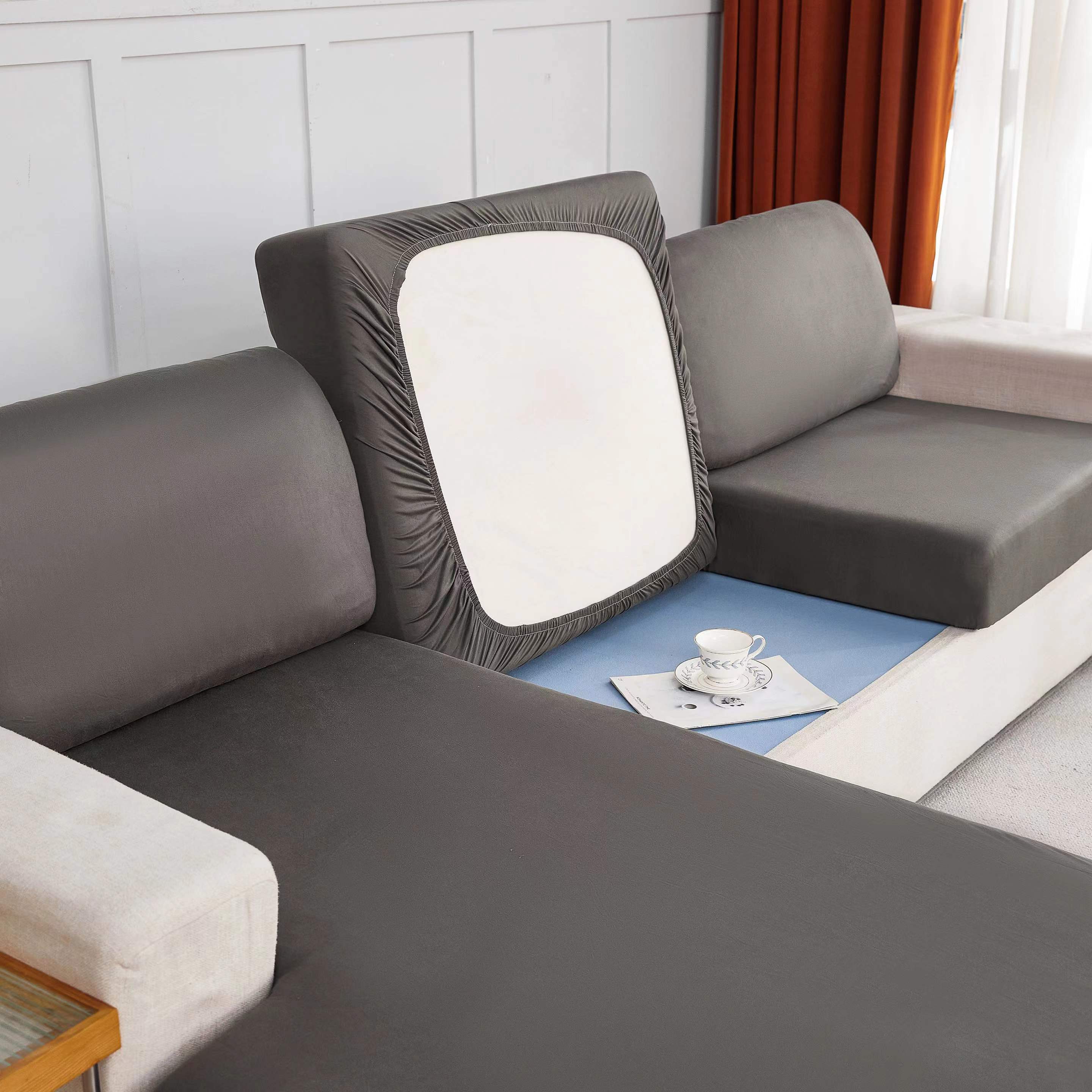 Elastik pastki bilan cho'ziladigan divan yostiq qoplamasi, yashash xonasi divanlarida oson olib tashlash va chizish qarshiligi uchun mo'ljallangan.