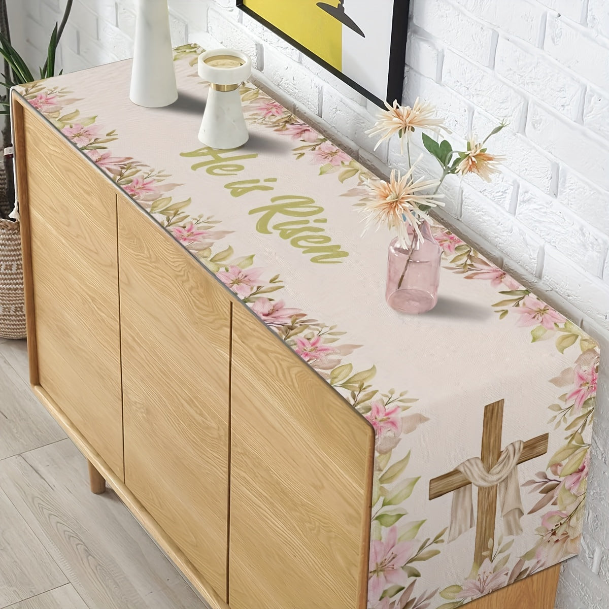 Uy bezash uchun "U tirildi" shiori bilan bezatilgan Pasxa mavzusidagi stol qoplamasi