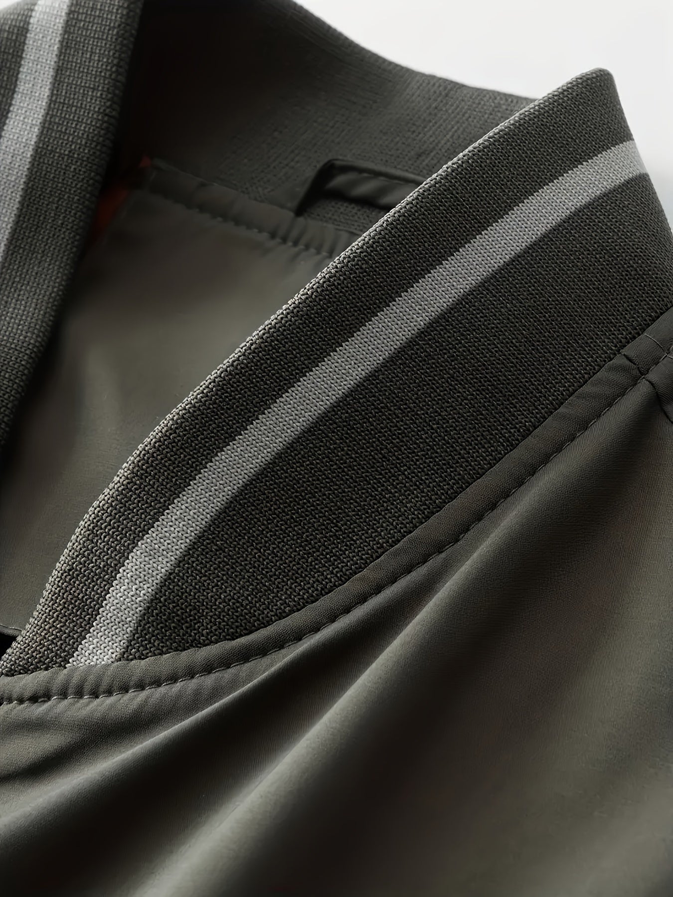 Erkaklar uchun engil shamol o'tkazmaydigan kurtka, 100% polyesterdan tayyorlangan, uzun yengli, oddiy kesim va beysbol yaka bilan. Bahor va kuz mavsumlari uchun mos. To'qilgan matodan tayyorlangan, og'irligi