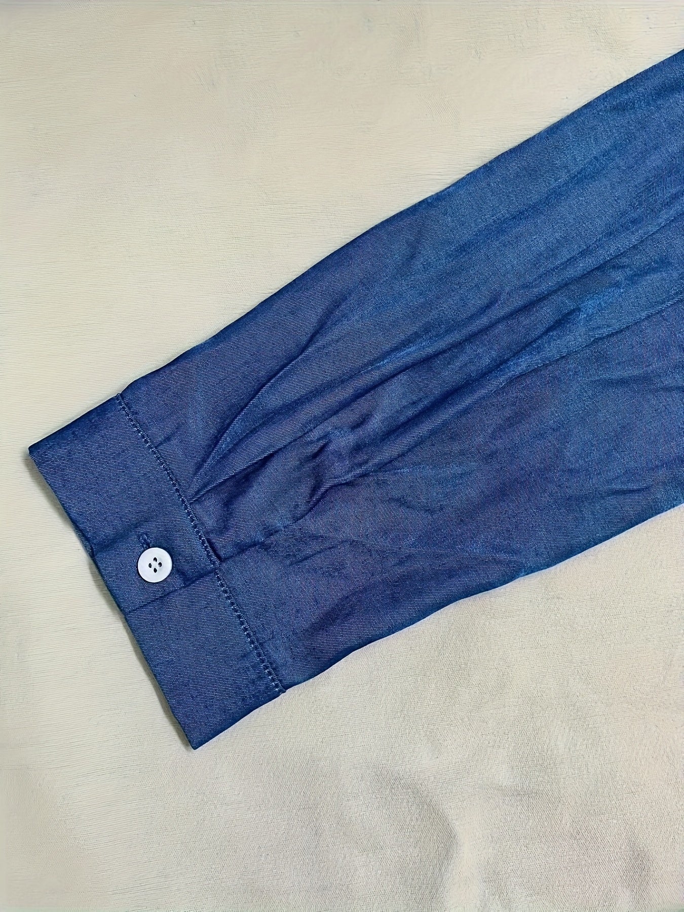 Yoz va kuz uchun tugmachali old qismi va bo'linma pastki qismi bilan bir rangli ayollar uchun tasodifiy ko'ylak.