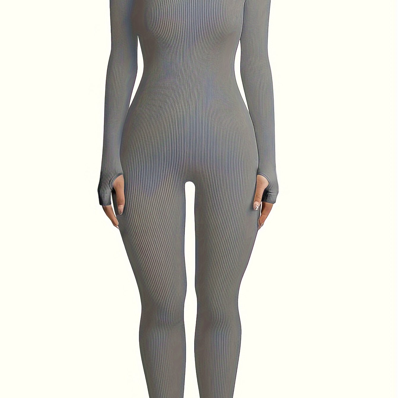 Вышитое платье элегантно висит на вешалке.