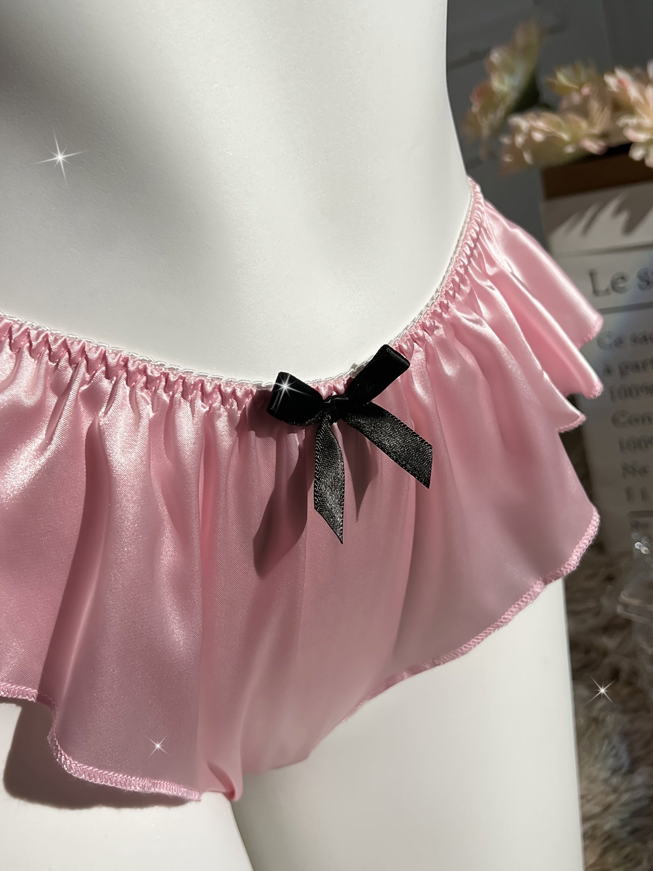 Jozibali dantelli ichki kiyim to'plami, halter brassiyer va yuqori bel brieflar bilan, erotik jozibani izlayotgan ayollar uchun mukammal.