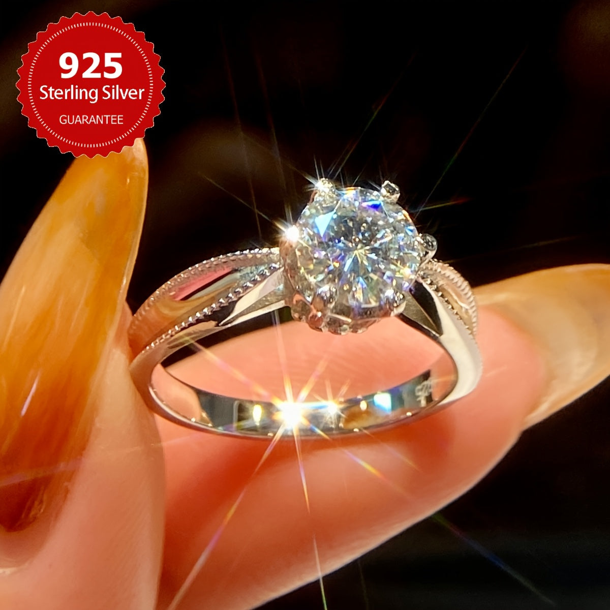 Ajoyib hashamatli Moissanite to'y uzugi 925 sterling kumushda, 6-tayanchda bitta tosh bilan. Mukammal yubiley va Sevishganlar kuni sovg'asi, ayollar uchun nozik kelin zargarligi.