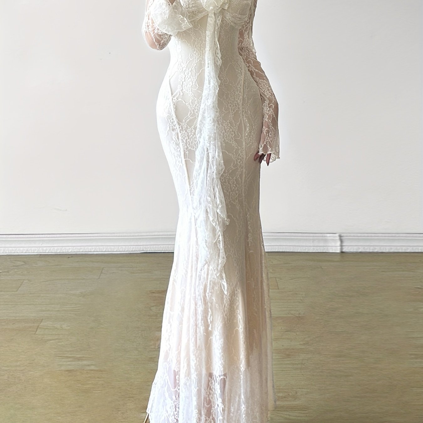 Kattalarlar uchun toʻliq rangli ruffle qip-qizil qoqilgan qattiq mato bilan qoplangan bodycon kiyiši, kvadrat bo‘yinning dizayni bilan