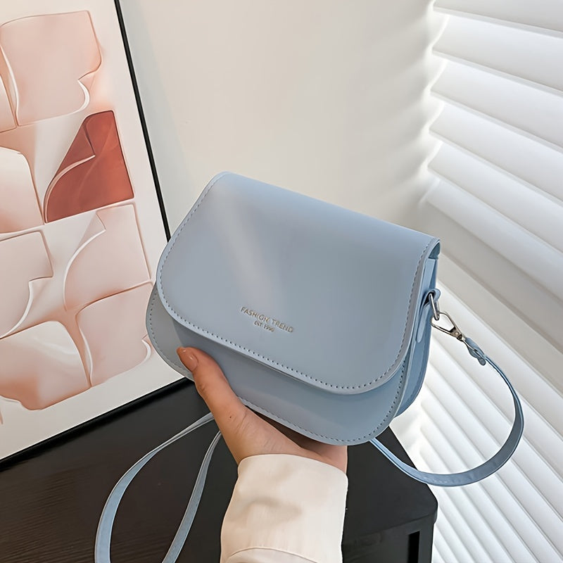 Silliq va zamonaviy ot bag'aji, tasodifiy tuzilishga va minimalist dizaynga ega, yelka ustida yoki diagonaldan taqilishi mumkin.