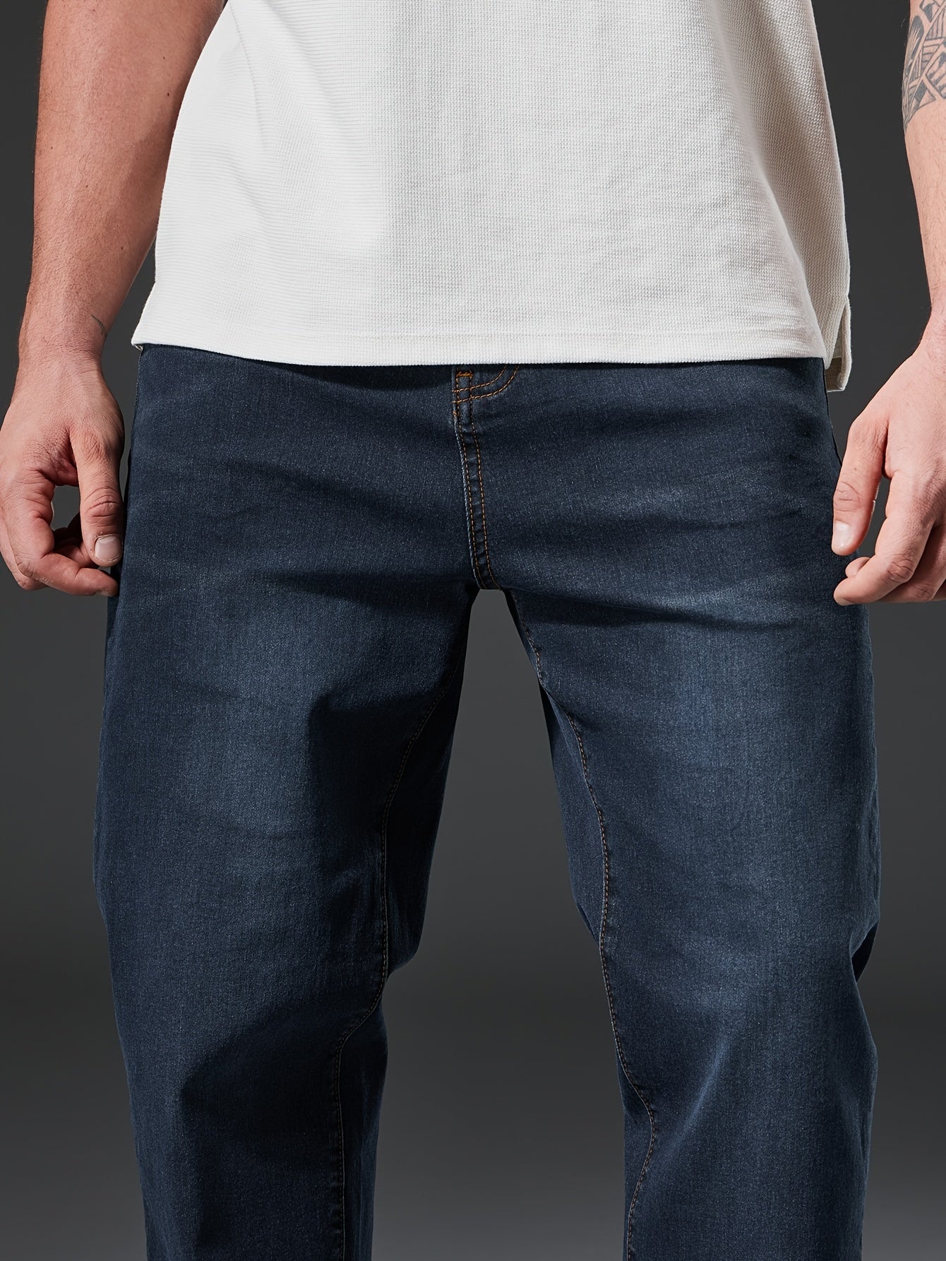 Erkaklar uchun plussiz casual tor to'g'ri oyoq jinsilari, bir rangli yuvilgan denim, o'rtacha cho'zilish bilan, kuz/qish mavsumi uchun mos.