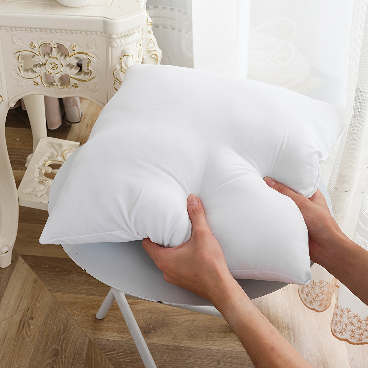White Polyester Fabric Square Pillow Insert Filled with Soft Fluffy 3D Fiber for Home Decor