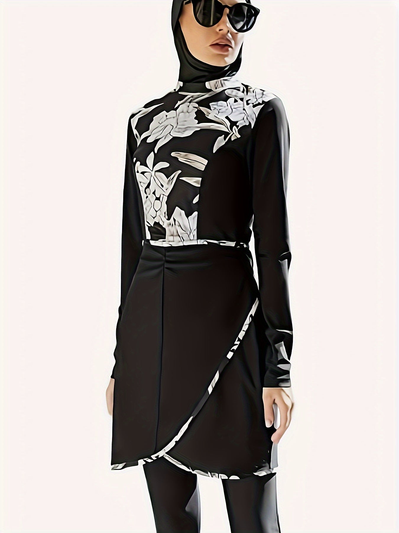 To'liq qoplovga ega quyoshdan himoya printi bilan musulmon uch qismli suzish kostyumi, sho'r suvda cho'mish va konservativ plyaj kiyimlari uchun ideal.